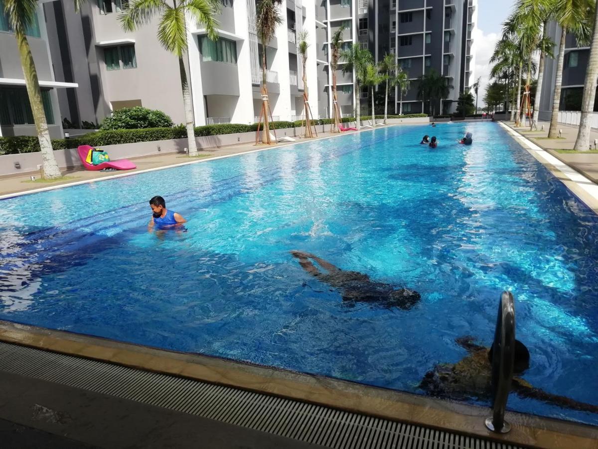 Fz Almyra Homestay Kajang Eksteriør billede